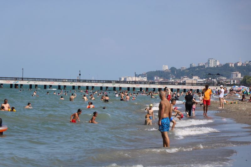 Kavurucu sıcaklarda vatandaşlar sahillere akın etti
