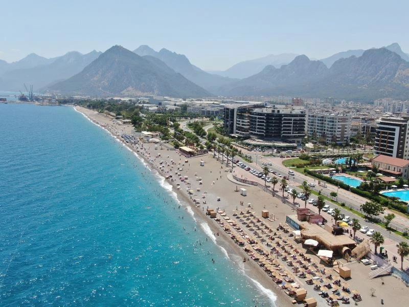 Antalya’da tatilciler sahilleri doldurmaya başladı
