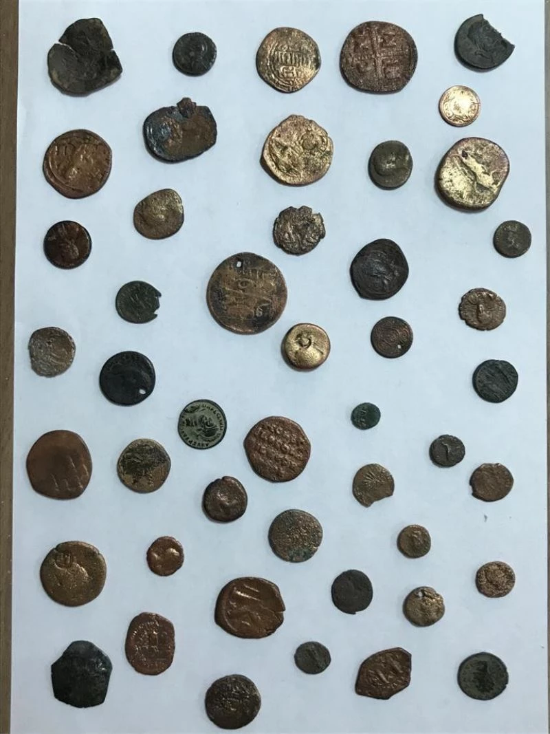 Polisin arama yaptığı evde tarihi sikkeler çıktı
