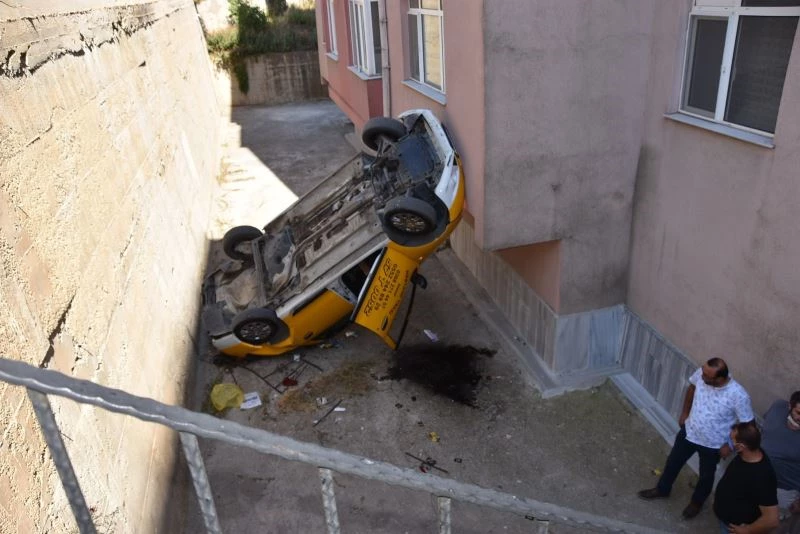 Sürücüsünün el frenini çekmeyi unuttuğu araç apartman boşluğuna düştü
