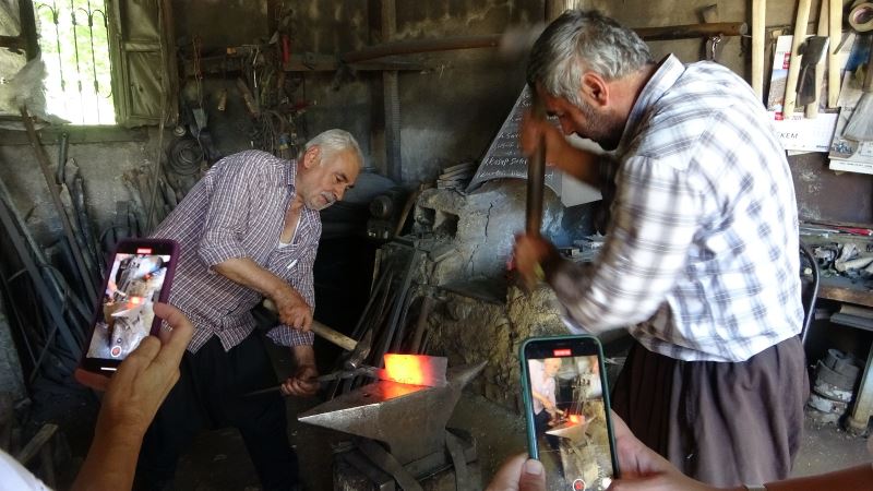 Kurban bayramına sayılı günler kala demirci ustasının zorlu mesaisi
