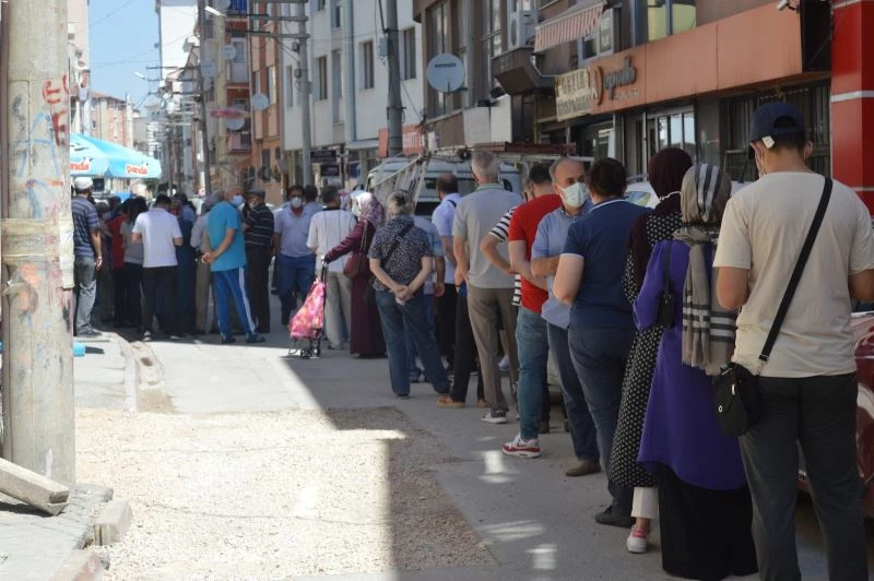 39 derece hava sıcaklığını umursamadan saatlerce baklava kuyruğunda beklediler

