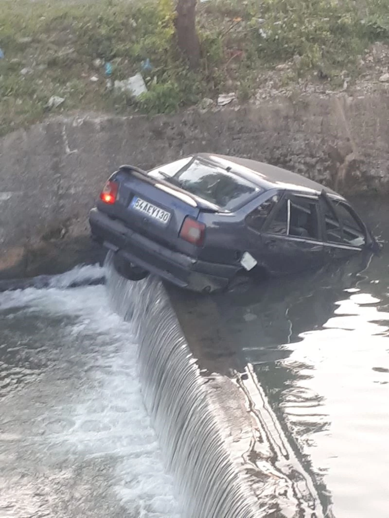 El frenini çekmeyi unuttuğu otomobili dereye düştü
