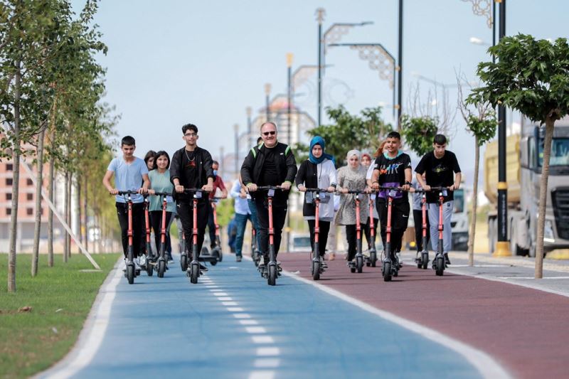 Belediye Başkanı Bilgin, scooter’a binerek gençlerle yarıştı
