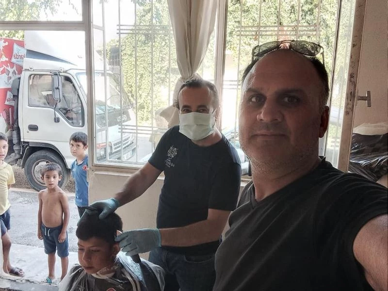 Bu muhtar farklı muhtar, Bayram öncesi çocukları köy meydanında yıkadı
