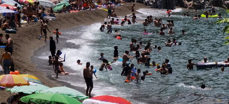 Hava sıcaklığı 28 dereceye ulaştı, vatandaş plaja akın etti
