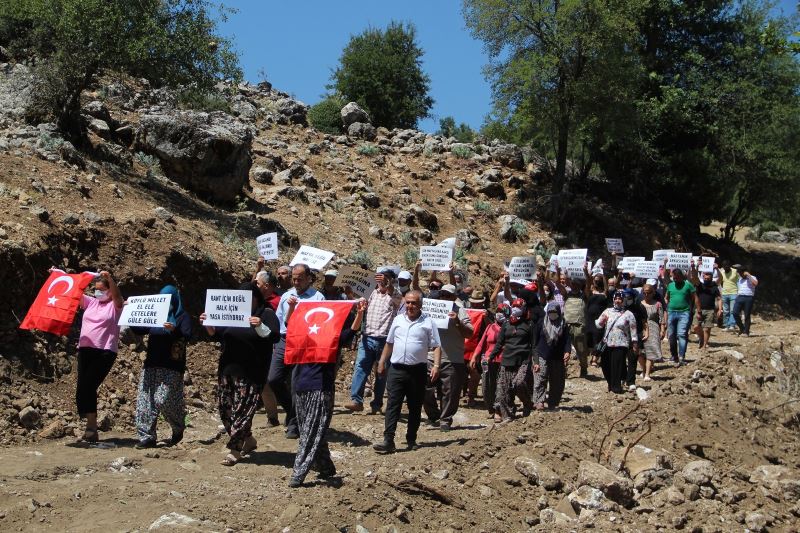 Köylüler, ’Arazimize çökmek istiyorlar’ deyip kadın-erkek sokağa döküldü
