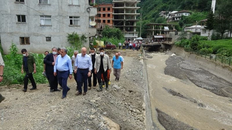 Bakanların sel mesaisi sürüyor
