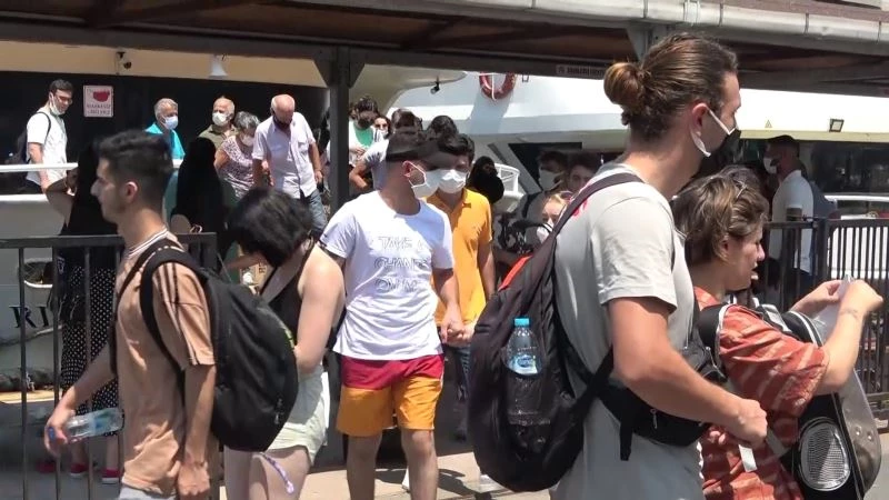 İstanbullular Kurban Bayramı tatilinde Büyükada’ya akın etti
