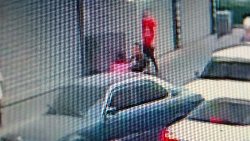 Sokakta vahşet anları, genç kızın darp edilme anları güvenlik kameralarına yansıdı
