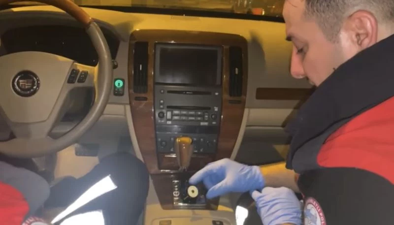 (Özel) Zırhlı aracın mıknatısla açılan gizli bölmesinden silah ve uyuşturucu çıktı
