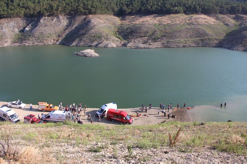 Amasya Suluova Derinöz Barajı’nda serinlemek için suya giren aynı aileden 5 kişi kayboldu.
