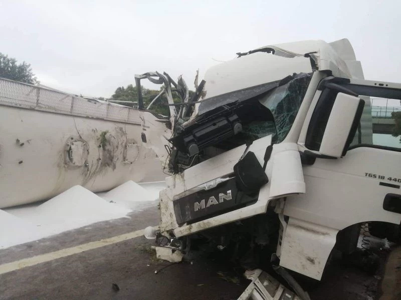 Kontrolden çıkan soda yüklü tır devrildi: 2 yaralı
