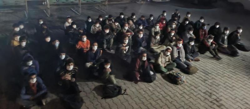 Koltukları sökülen minibüste 60 düzensiz göçmen yakalandı
