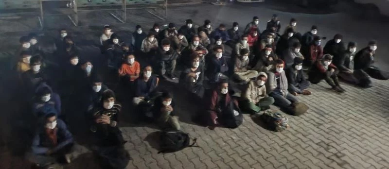 Koltukları sökülen minibüste 60 düzensiz göçmen yakalandı

