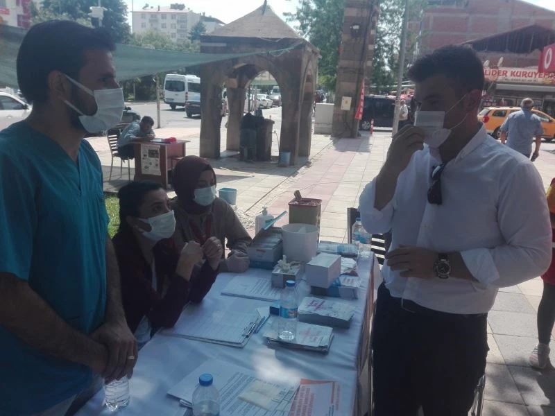 Kaymakam Karaloğlu, vatandaşları aşı olmaları için ikna ediyor
