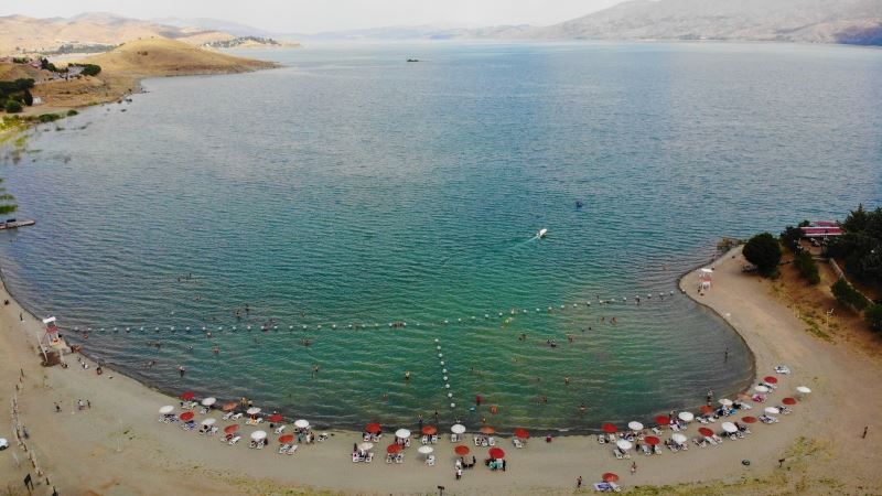 Ege ve Akdeniz sahillerini aratmayan Hazar Gölü, bayram tatilini fırsat bilenlerin akınına uğradı
