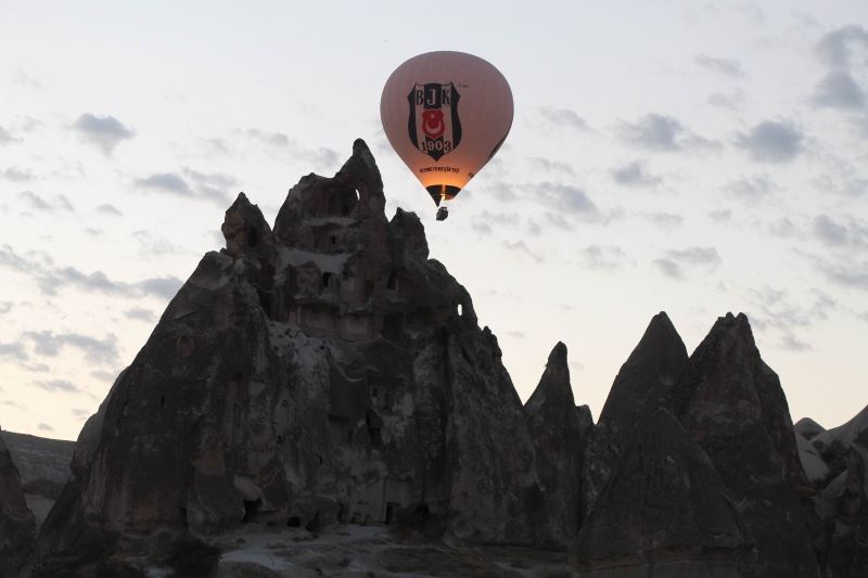 Kapadokya’da gökyüzünde balonların dansı
