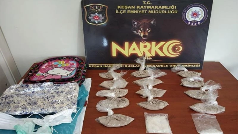 Silahla yaralama şüphelisinin evinden atılan okul çantasından uyuşturucu çıktı
