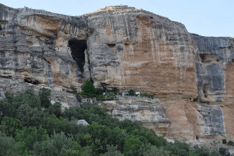 Bin 700 metre yükseklikteki mağara evler ilgi odağı oldu
