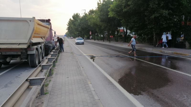 Dumanları gören vatandaş bahçe suladığı hortumu alarak yardıma koştu
