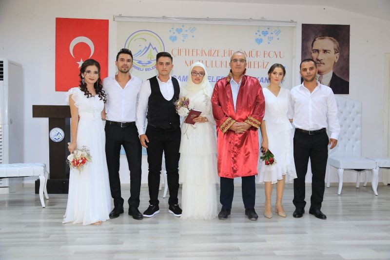 Üç çift aynı anda tek nikah kıydırdı
