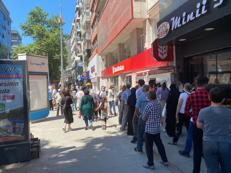 Bayram öncesi yoğunluk nedeniyle vaka sayılarının artmasından endişe ediliyor
