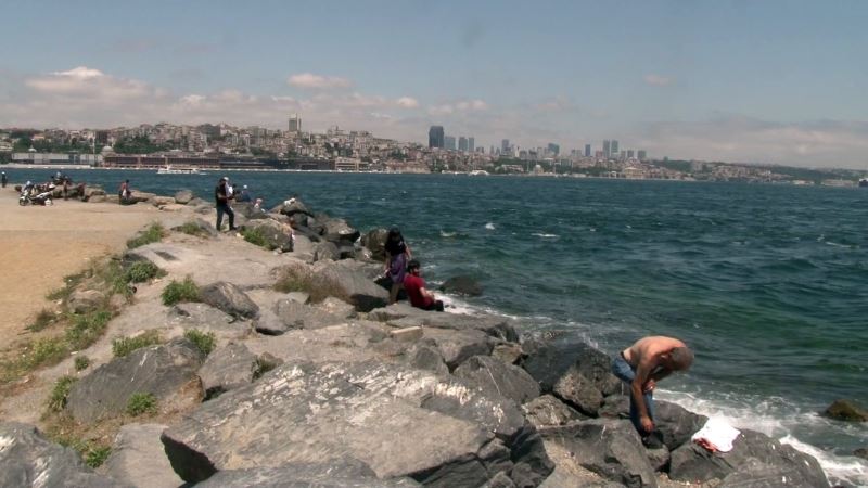  Boğulma tehlikesi yaşayan arkadaşını kurtarırken akıntıya kapıldı
