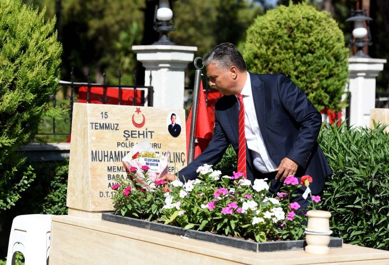 Başkan Uysal, şehit kabirlerini ziyaret edip çiçek bıraktı
