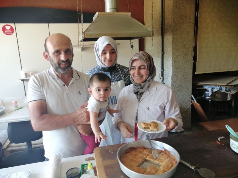 Hem bebek bakıp hem de coğrafi tescilli İncelek tatlısı yapıyorlar
