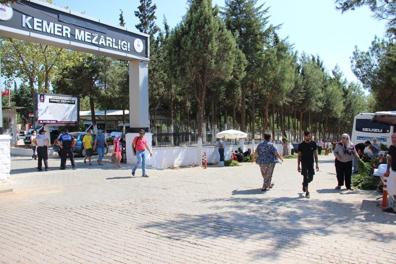 Kurban Bayramı öncesi Aydın’da mezarlıklar ziyaretçilerle doldu
