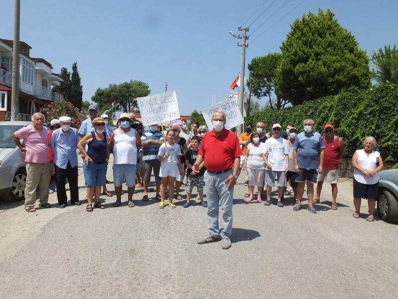 Balıkesir’de denize ulaşımı engellenen site sakinleri yol kapattı
