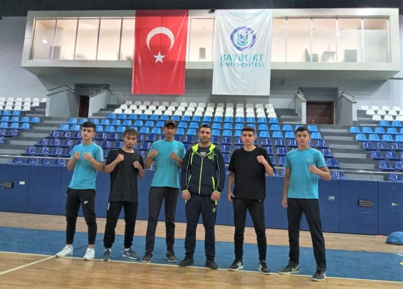 Bayburtlu genç boksörler Spor Bilimleri Fakültesini gezdi

