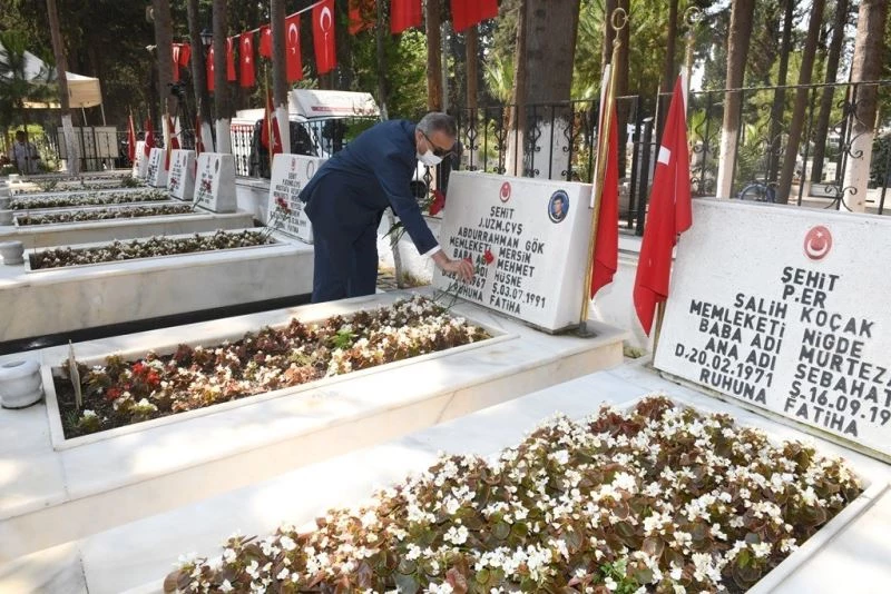 Mersin şehitliğinde hüzünlü bayramlaşma
