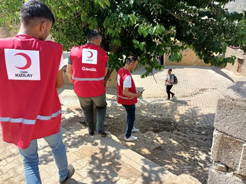 Türk Kızılay Derneği Hazro’da yoksul ailelere gıda kolisi dağıttı
