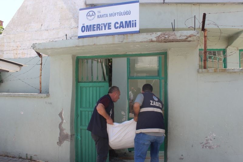 Kahta Belediyesi camilere kurbanlık atık poşeti dağıttı
