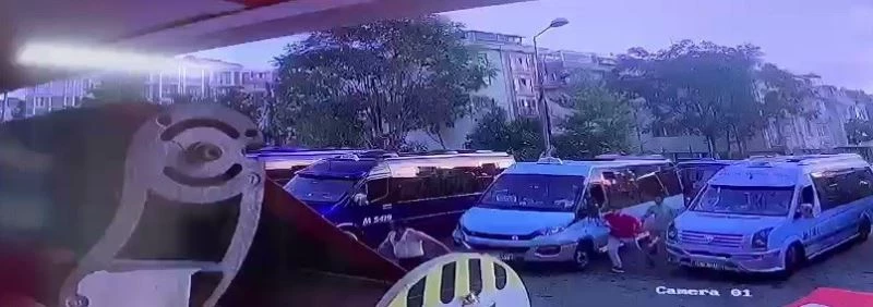 (Özel) Dolmuş şoförü kural tanımaz yolcudan canını zor kurtardı: O anlar kamerada
