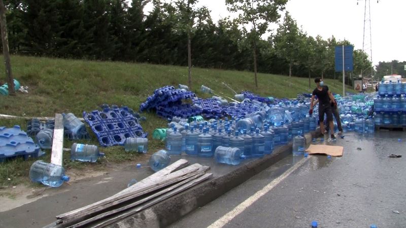 Tırın dorsesi çöktü, su damacanaları yola saçıldı
