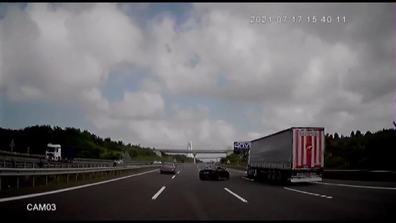 Otobanda dehşet anları...Makas atarken bir otobüs dolusu insanı canından ediyordu
