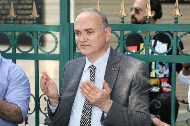 Arefe günü şehir mezarlığında Kur’an-ı kerim ziyafeti
