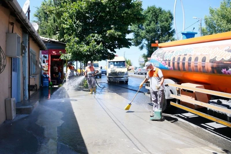 Sultangazi’deki camiler bayram öncesi gül suyu ile yıkandı
