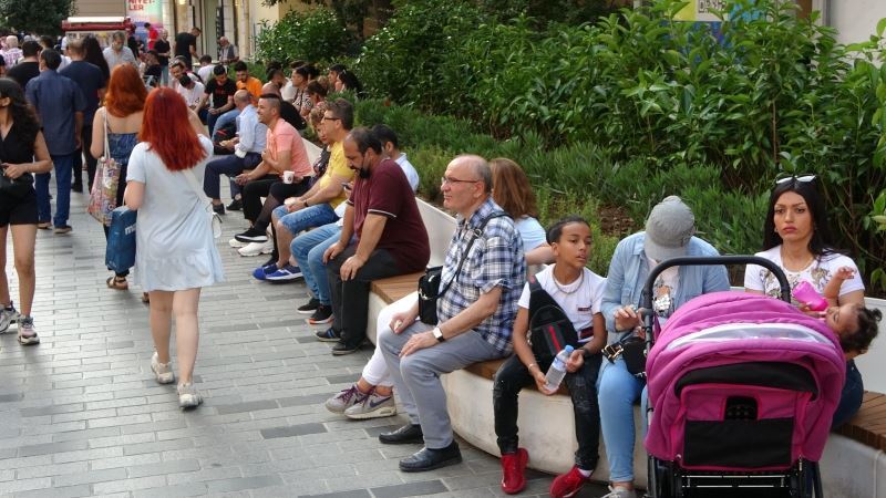 Bayram arefesinde Taksim’de yoğunluk
