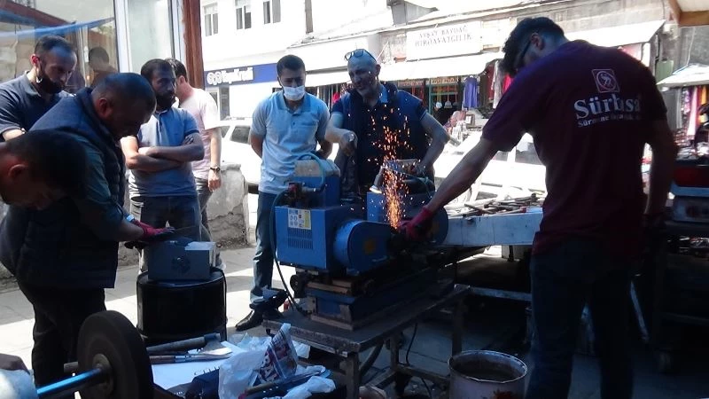 Kars’ta bıçaklar kurbanlar için bileniyor
