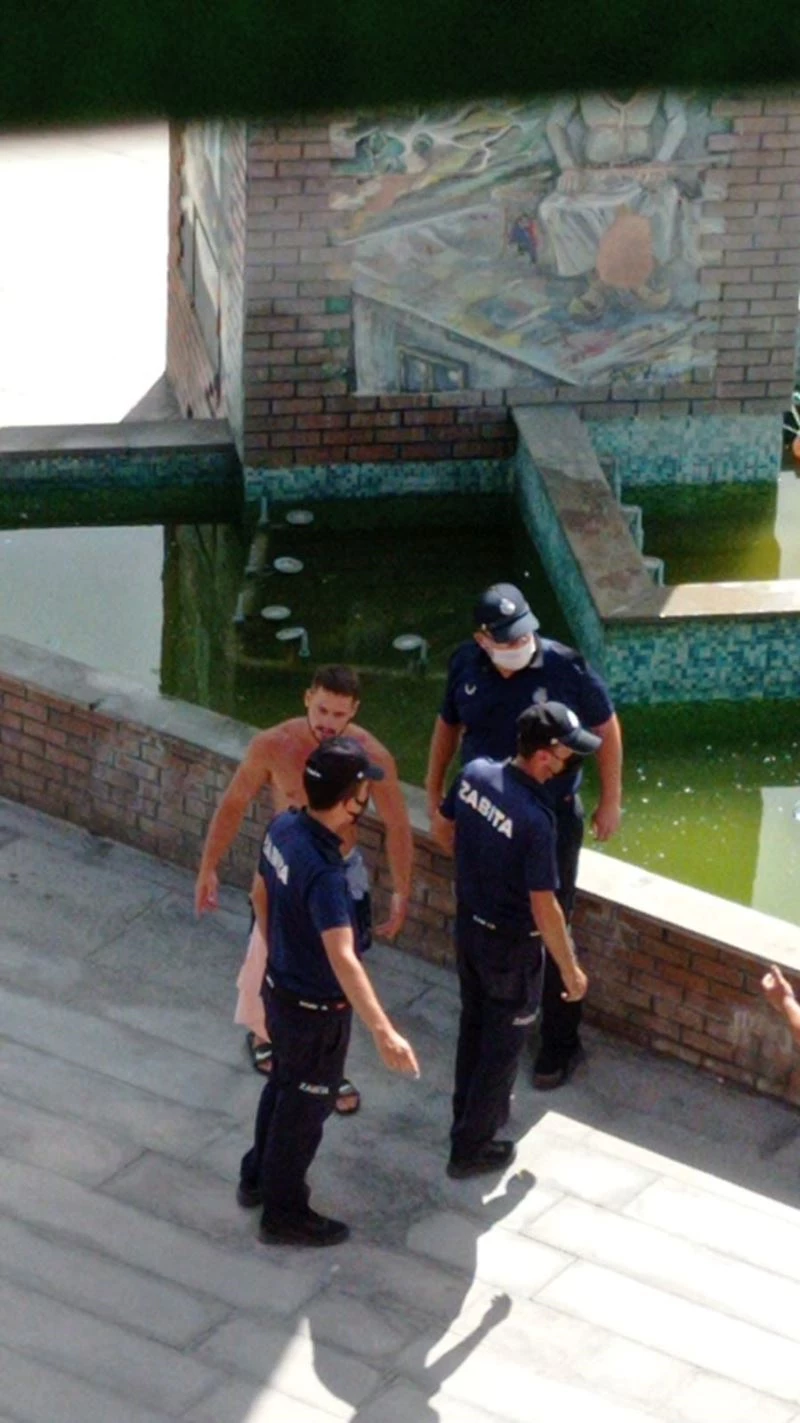 Sıcaktan bunalan vatandaşlar çareyi süs havuzlarına girmekte buldu
