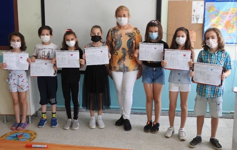 Öğrencilerine son karneyi dağıtarak emekli oldu
