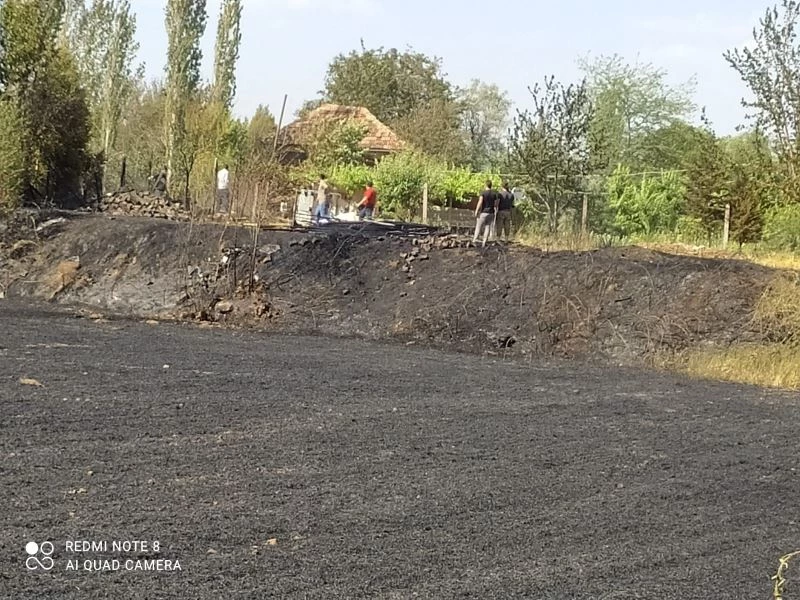 Tarlada çıkan yangında kümes alev aldı
