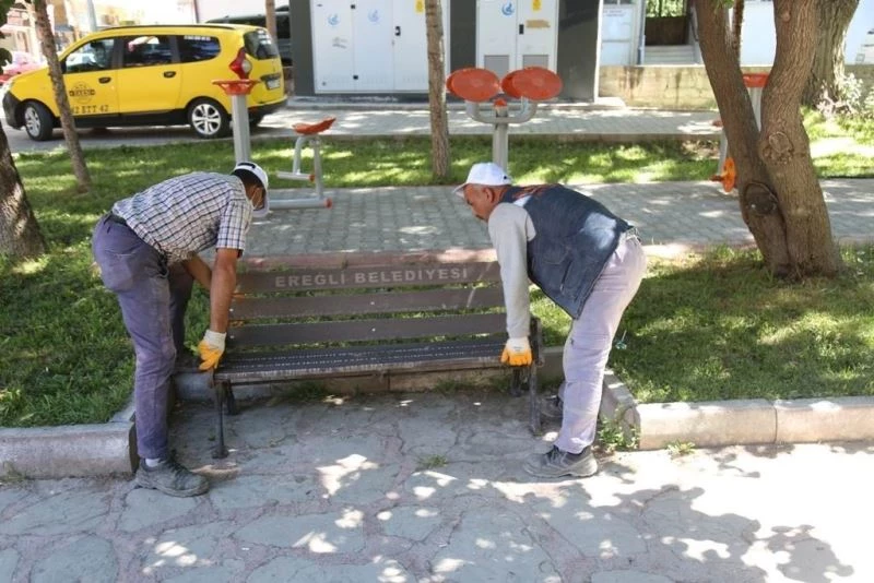 Ereğli’de pandemi nedeniyle kaldırılan banklar yerlerine yerleştiriliyor
