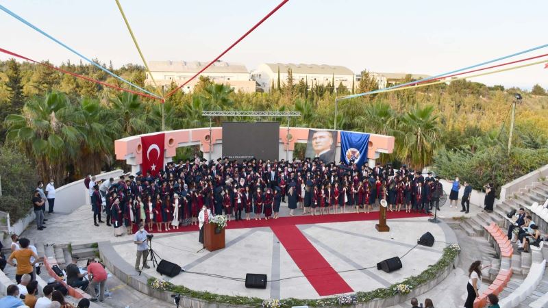 MEÜ Tıp Fakültesinden mezun olan yeni doktorlar diplomalarını aldı
