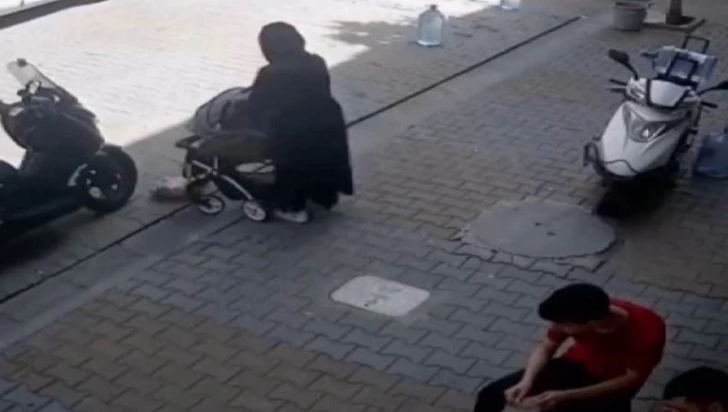 Dalgın anne, yere düşürdüğü bebeğinin üstüne bastı
