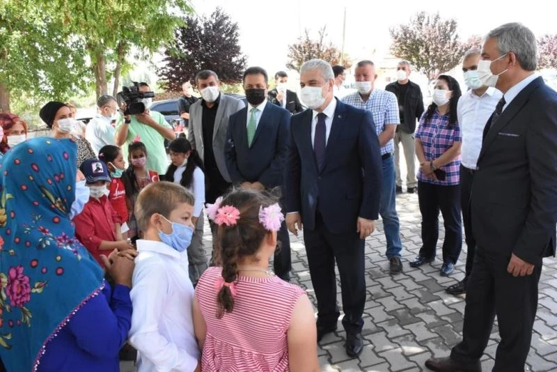 Vali Akın, Necatibey İlkokulunda Karne Dağıttı
